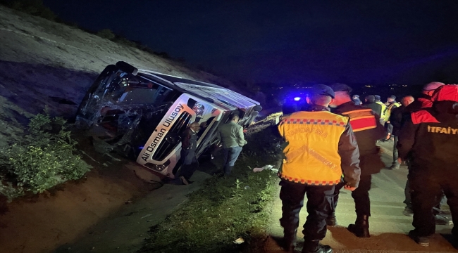 Sinop'ta yolcu otobüsü su kanalına devrildi, 9 kişi yaralandı