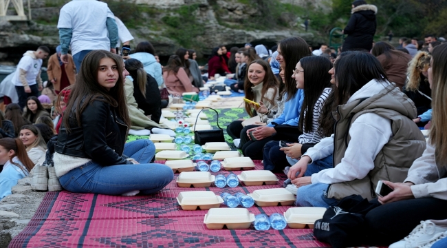 Tarihi Mostar Köprüsü'nün yakınında 1300 kişilik iftar düzenlendi