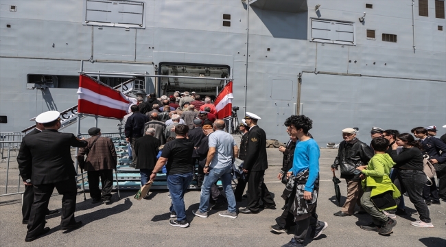 TCG Anadolu gemisi, Sarayburnu Limanı'nda ziyaretçi akınına uğradı