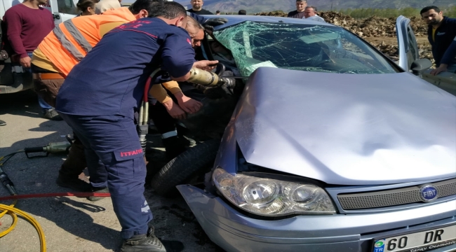 Tokat'ta iki otomobilin çarpıştığı kazada 9 kişi yaralandı