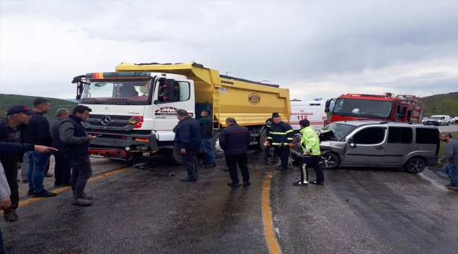 Tokat'ta kamyon ile hafif ticari aracın çarpıştığı kazada 7 kişi yaralandı