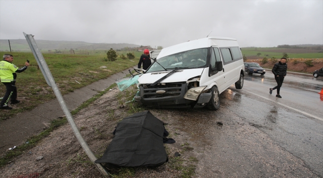 Tokat'ta minibüsle otomobil çarpıştı, bir kişi öldü, 5 kişi yaralandı