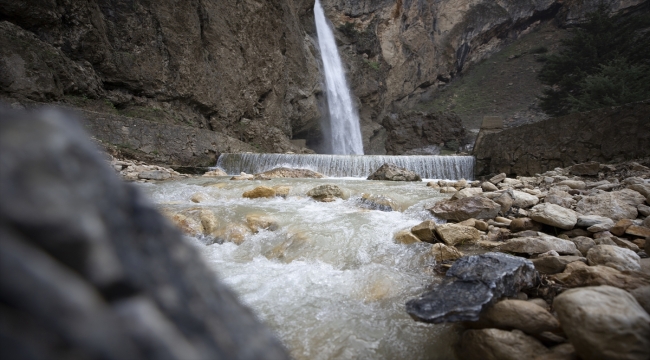 Tunceli'de 80 metreden akan Rabat Şelalesi'nde ilkbahar güzelliği