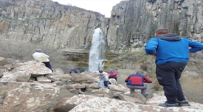 Tunceli'de kar sularıyla canlanan Ekirek Şelalesi doğa tutkunlarını ağırlıyor