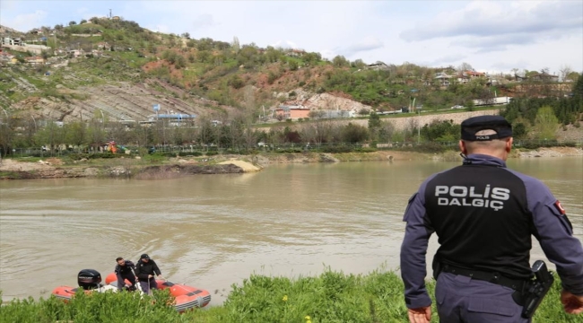 Tunceli Valisi Özkan, Munzur Çayı'nda kaybolan 3 kişiyi arama çalışmalarını takip etti