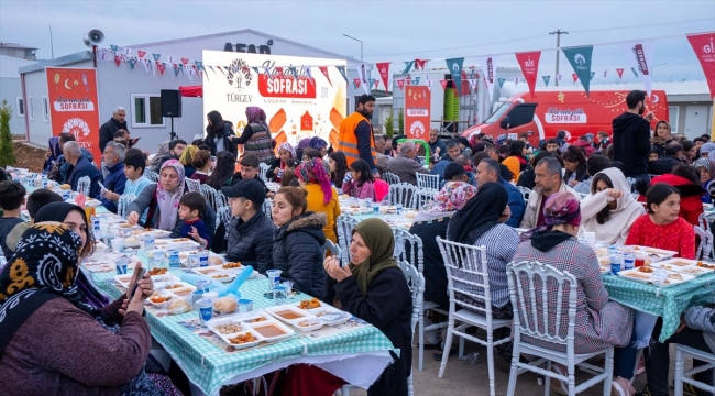 TÜRGEV "Kardeşlik Sofrası" depremzedeler için İslahiye'de kuruldu