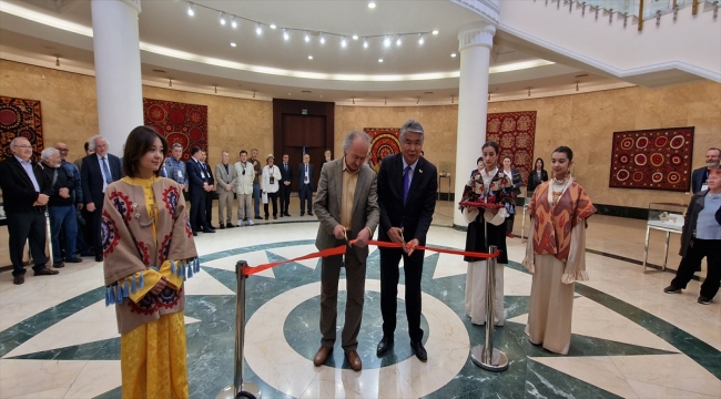 TÜRKSOY Ressamlar Buluşması kapsamındaki resim sergisi Özbekistan'da açıldı