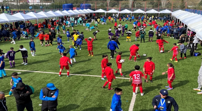 Uluslararası 12 Yaş Altı İzmir Cup'ın 2. gününde müsabakalar sürüyor