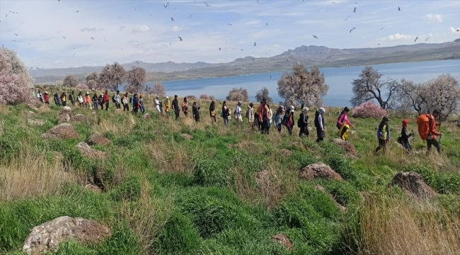 Van'da doğaseverler Adır Adası ve Amik Kalesi'ni gezdi