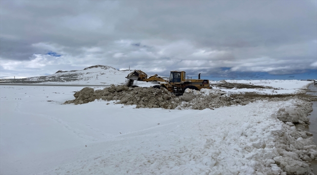 Van ve Bitlis'te 163 yerleşim yerinin yolu kar ve tipi nedeniyle kapandı