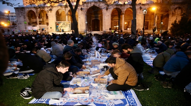 YediHilal Derneğinden Şehzadebaşı Camisi'nin avlusunda ''Medine usulü iftar''