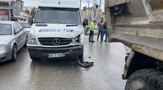 Yozgat'ta öğrenci servisi ile kamyonun çarpışması sonucu 7 öğrenci yaralandı