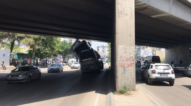 Adana'da kamyon yüklü çekici köprüye sıkıştı