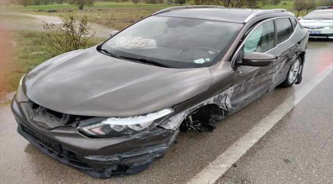 Afyonkarahisar'da otomobilin bariyerlere çarptığı kazada 5 kişi yaralandı