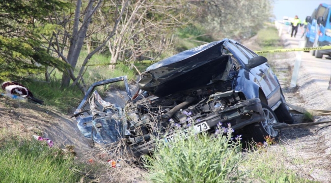 Afyonkarahisar'da otomobilin devrildiği kazada 1 kişi öldü, 3 kişi yaralandı