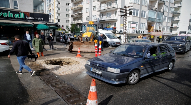 Ankara'da sağanak nedeniyle yol çöktü