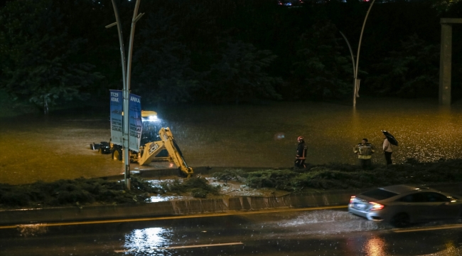 Ankara'da sel nedeniyle araçları içinde mahsur kalanlar kepçeyle kurtarıldı