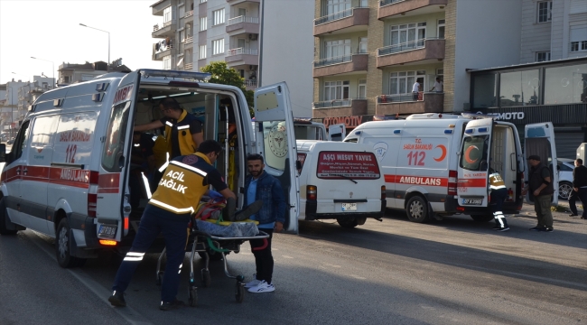 Antalya'da servis midibüsü ile otomobilin çarpıştığı kazada 12 kişi yaralandı