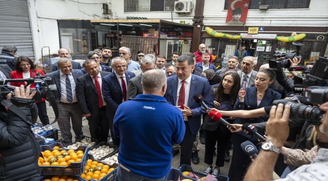 Ata İttifakı cumhurbaşkanı adayı Oğan, Ankara'da hal esnafıyla bir araya geldi