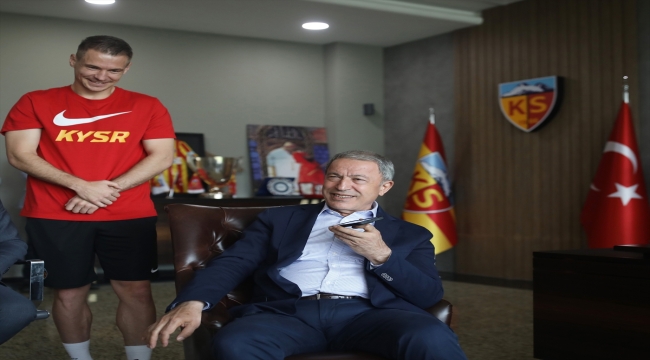 Bakan Akar, Kayserispor'un Yunan stoperine sürpriz yaptı