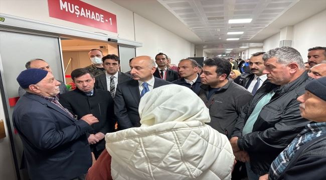 Bakan Karaismailoğlu Trabzon'da trafik kazasında yaralananları hastanede ziyaret etti