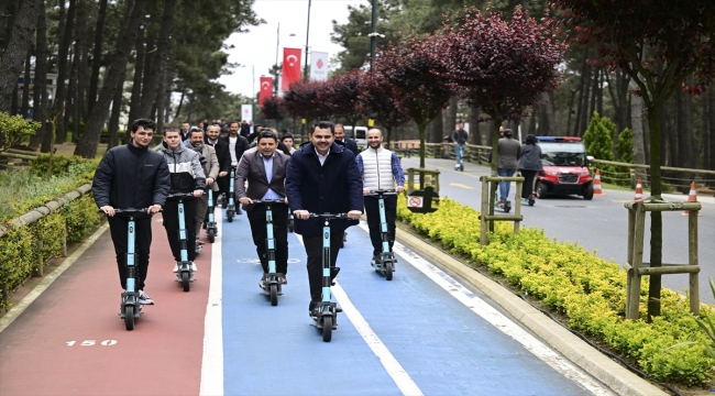 Bakan Kurum, Ümraniye'de gençlerle skuter kullandı