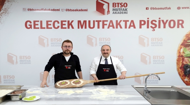 Bakan Varank Bursa'da cantık pidesi ve süt helvası yaptı