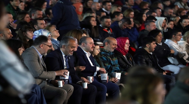 Bakan Varank Bursa'da Güldür Güldür Show'un gösterisini izledi