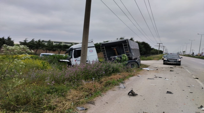 Balıkesir'de pikap ile tırın çarpıştığı kazada 1 kişi öldü, 3 kişi yaralandı