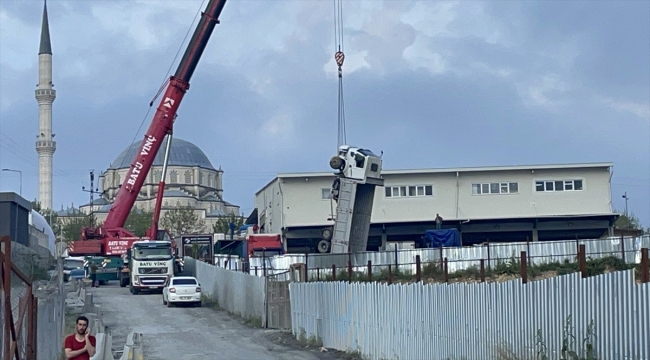 Başakşehir'de freni boşalan kamyon inşaat sahasına düştü