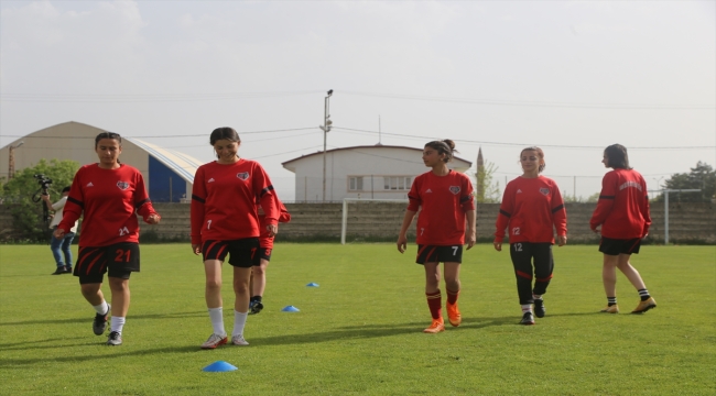 Belediyenin spora kazandırdığı kızların başarısı, Van'da kız futbolcuların sayısını artırdı