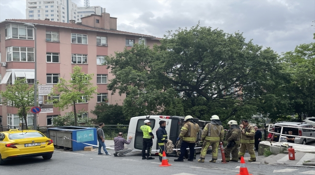 Beşiktaş'ta yokuş aşağı kayan minibüs yayaya çarptıktan sonra devrildi