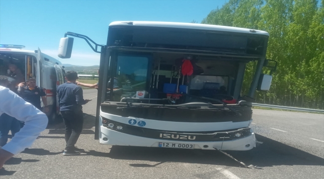 Bingöl'de özel halk otobüsü ile minibüs çarpıştı, 16 kişi yaralandı