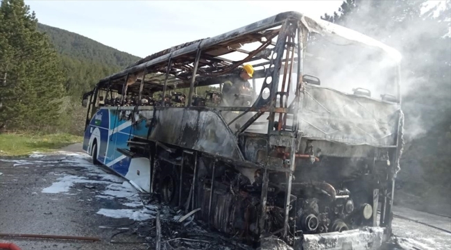 Bolu'da seyir halindeki yolcu otobüsü tamamen yandı