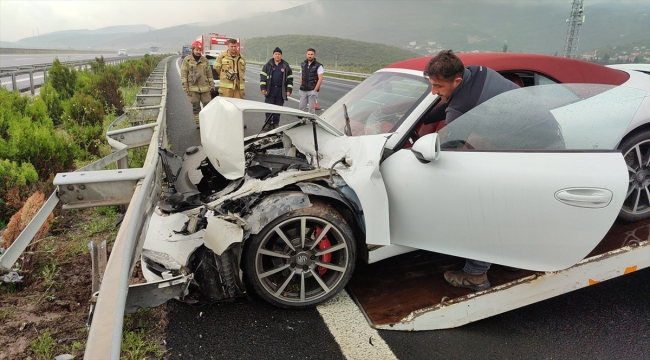 Bursa'da kazayı görüp yavaşlayan araca çarpan otomobildeki 3 kişi yaralandı