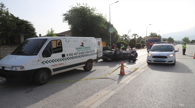 Denizli'de ağaca çarpıp devrilen otomobilin sürücüsü öldü