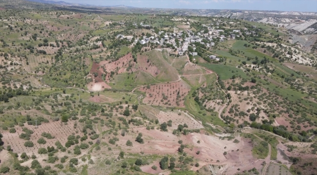 Deprem nedeniyle tepe çökünce manzarası değişen iki köy görüntülendi 