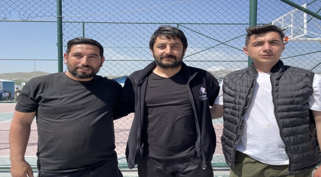 Depremzede antrenörlerden konteyner kentteki afetzede çocuklara futbol eğitimi