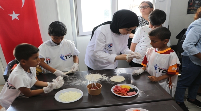 Depremzede çocuk şefler "iyileştiren pizza" için iş başı yaptı