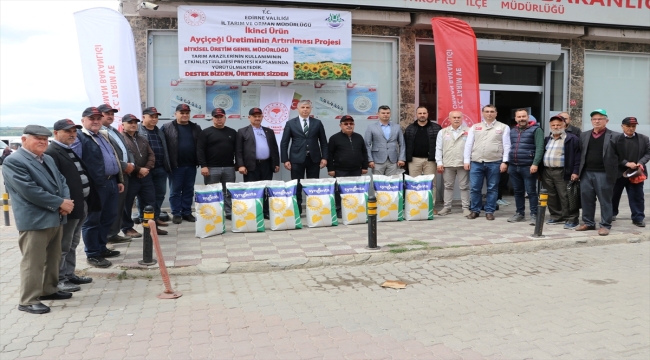 Edirne'de ikinci ürün yetiştirecek çiftçilere ayçiçeği tohumu dağıtıldı