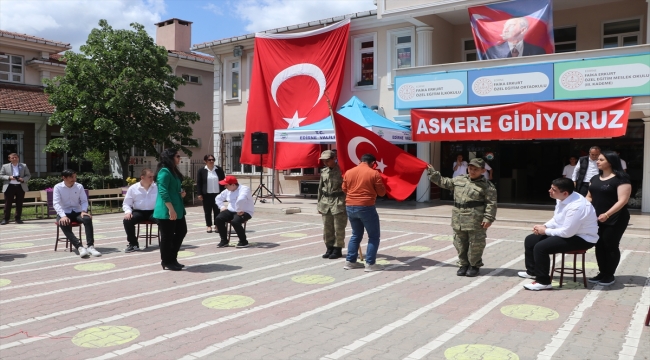 Edirne'de temsili askerlik yapacak engelli öğrencilere "asker kınası" yakıldı