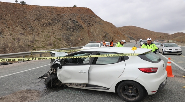 Erzincan'da iki araç çarpıştı, 1 kişi öldü 3 kişi yaralandı