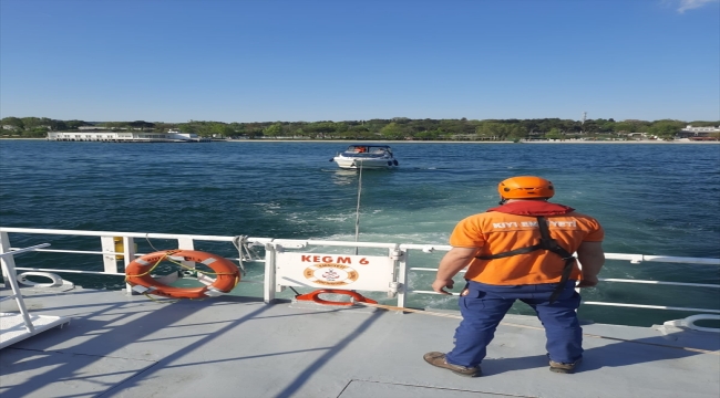 Florya açıklarında sürüklenen tekne kurtarıldı