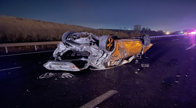 Gaziantep'te 2 otomobilin çarpıştığı kazada 1 kişi öldü, 9 kişi yaralandı