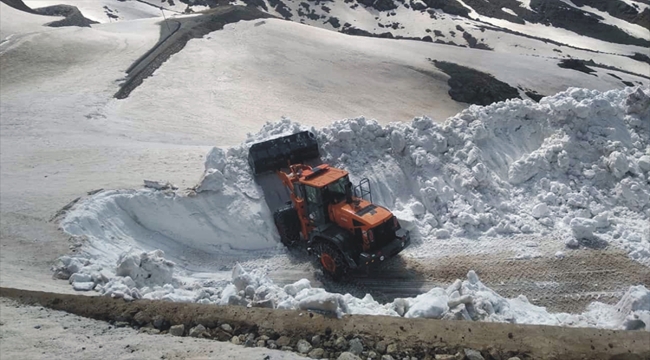 Hakkari'de ekiplerin kar mesaisi devam ediyor