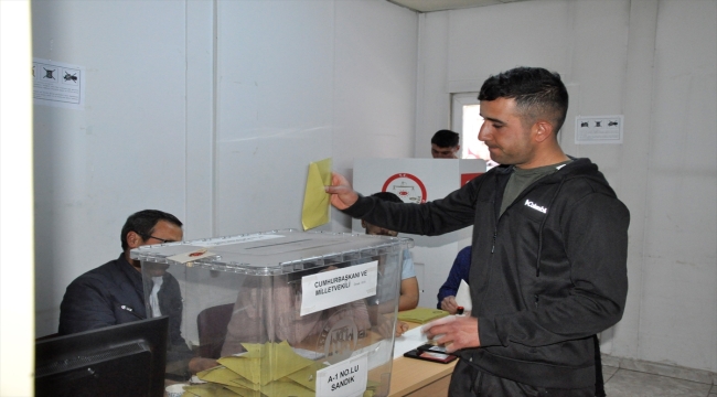 Hakkari'deki Üzümlü Sınır Gümrük Kapısı'nda oy verme işlemi sürüyor