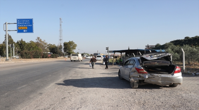 Hatay'da tırın trafik ışıklarında bekleyen araçlara çarptığı kazada 1 kişi yaralandı