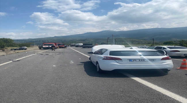 İzmir'de iki otomobilin çarpıştığı kazada 6 kişi yaralandı