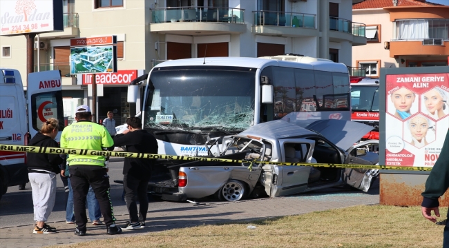 İzmir'de midibüs ile pikabın çarpıştığı kazada 1 kişi öldü, 6 kişi yaralandı