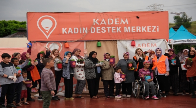 Kadın ve Demokrasi Vakfından deprem bölgesinde çiçek dikme etkinliği 